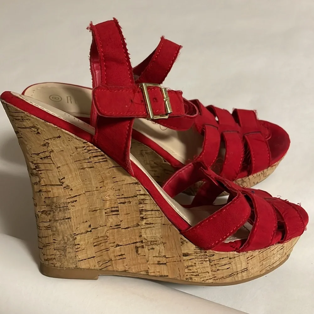 Rouge Helium Sueded Wedges - Picture 2 of 4